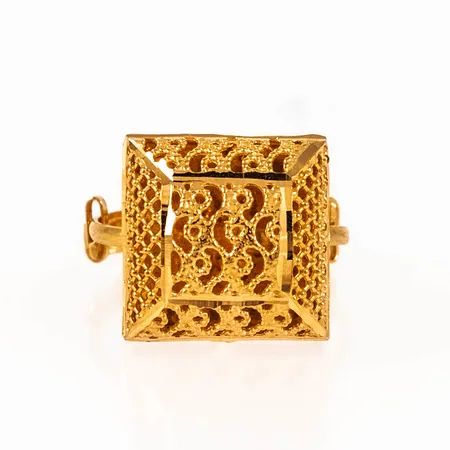 Ring i 21K guld med genombruten dekor. Den är i storlek 15¾ (justerbar), är 1,3 - 13,5 mm bred och väger 2,8g. 