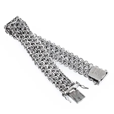 Armband Fantasia i silver (830/1000). Det är 19,5 cm långt, 15 mm brett och väger 28,0g. Ojämnheter, gravyr på låshuset. 