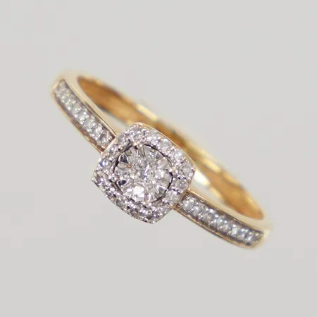 Ring med åttkantslipade diamanter ca 39x0,005ct, stl 15¼, bredd 1,8-5,5mm, ostämplad, 18K,  Vikt: 1,5 g