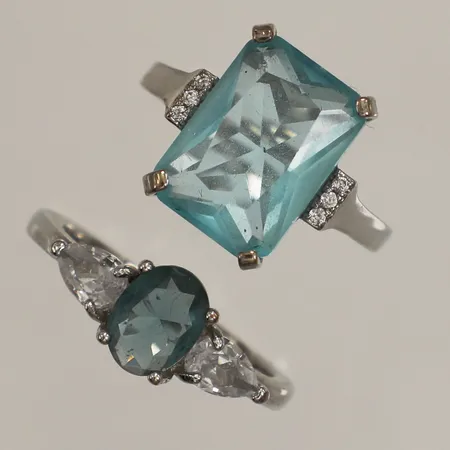 Två ringar med blå samt vita stenar, stenar, stl 18+18¾, felstämplade, metall Vikt: 0 g