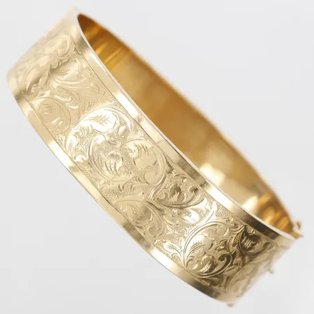 Armband med blomsterdekor tillverkat av Boliden guld, öppningsbart, med säkerhetskedja, innermått 67mm, tillverkat av Juvelfabriken AB, Stockholm år 1944, bucklor, 18K guld  Vikt: 24,4 g