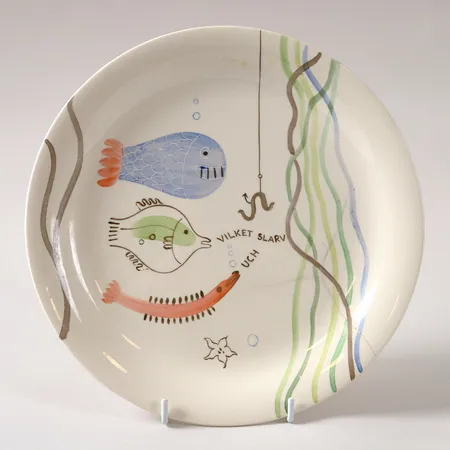 Tallrik, Löja", Stig Lindberg för, Gustavsberg, tillverkad under 1948-1961, flintgods med handmålad dekor av fiskar och sjöväxter, Ø25cm, slitage, lagad. Skickas med paket.