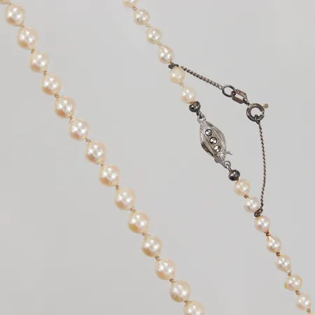 Pärlcollier med odlade pärlor dosserade Ø ca 4-7mm, längd 55cm, visst ytslitage, lås i silver med markasiter. Bruttovikt: 22,2g Vikt: 0 g