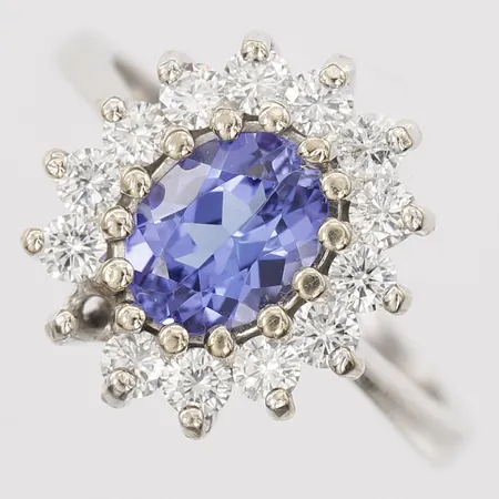 Ring med ovalslipad tanzanit ca 1,40ct samt briljantslipade diamanter totalt ca 0,65ct, en sten saknas, stl: 17½, 14K vitguld Vikt: 5,1 g