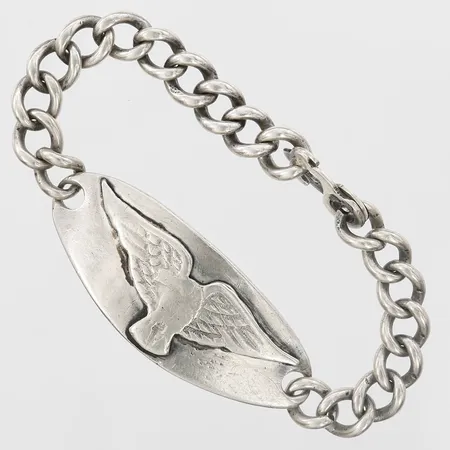 Armband med integrerad berlock, längd 17cm, bredd 8-20mm, slitage, gravyr, ej stämplat silver. Vikt: 30,3 g