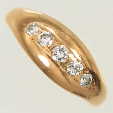 Ring med diamanter totalt 0,32ct enligt gravyr stl 18¾, bredd 2-8mm, 18K, 5,3g Vikt: 5,3 g