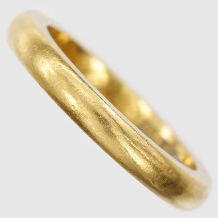 Ring slät med gravyr, stl: 16¼, bredd: 3 mm, 23K guld Vikt: 6,7 g