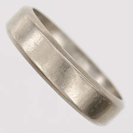 Ring, slät, stl 17¾, bredd 4mm, gravyr, 18K vitguld.  Vikt: 4,4 g