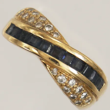 Ring med safirer samt diamanter 18x ca 0,01ct, stl 17¼, bredd 7,8mm, 18K Vikt: 7 g
