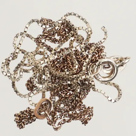 Två kedjor, defekta, silver  Vikt: 3,2 g