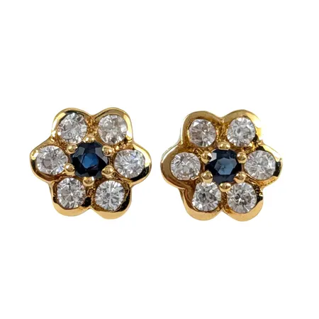 Örhängen, 18K guld, Safirer Ø 2 mm, vita stenar, örhängenas storlek 7x7 mm, fint skick, ploppar saknas, olika långa stift Vikt: 1,3 g