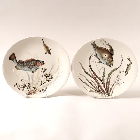 Två mattallrikar, Johnson Bros, flintgods, dekor av fiskar, Ø24,5x26,5cm, slitage, krackelyr. Skickas med paket.