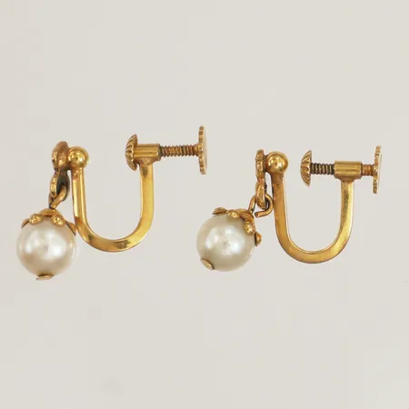 Ett par örhängen med odlade pärlor, längd 13mm, bredd 3,2-5,8mm, skruvlås, 18K Vikt: 2,4 g