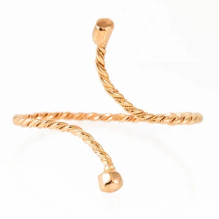 Armring i 18K guld: Tvinnad modell med "guldknoppar" i ändarna. Innermått (öppen) c:a 17 cm, bredd 3,3 - 7,5 mm. Vikt: 26,1g. Stämplad C10, ODD (Odds Guld AB, Visby), 18K.