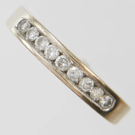 Ring halvallians med 9st diamanter 0,35ctv enligt gravyr, stl18, bredd 3-4mm, vitguld, behov av omrodering, 18K  Vikt: 4,1 g