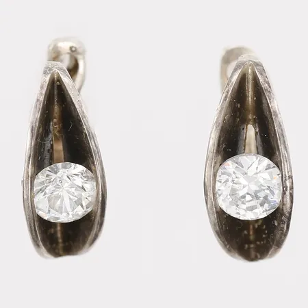 Örhängen med vita stenar, längd: 16mm, bredd: 6mm, engelska stämplar, 925/1000 silver Vikt: 3,4 g