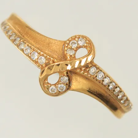 Ring med vita stenar stl ca 18, bredd 1,5-9 mm, defekt, skev skena, 21K, 1,9g Vikt: 1,9 g