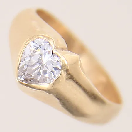 Ring med vit sten, hjärtformad, stl: 16¼, bredd: 4mm, bucklig skena, 18K  Vikt: 1,9 g