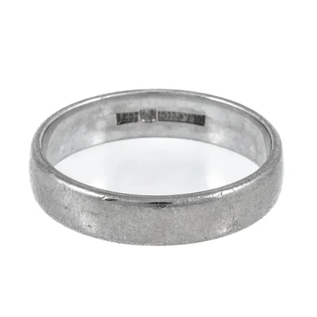 Slät ring i 18 vitguld. Den är i storlek 20½, är 5 mm bred, 1,5 mm hög och väger 6,7g. Stämplad CLASSIC (Smycka AB, Karlstad), 18K och kattfot. Repig. 