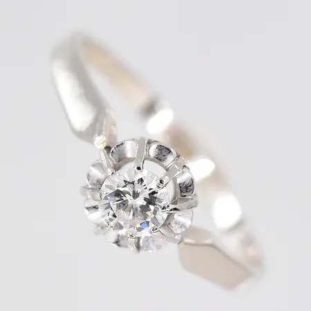 Ring stl 19, vitguld, diamant 0,37ct, 18K  Vikt: 2,6 g