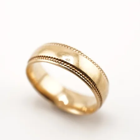 Ring, stl 17½(54), bredd 6mm, 18k, gravyr Vikt: 5,2 g