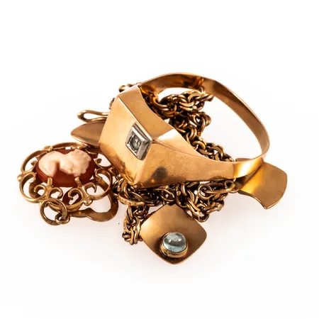 Diverse defekt guld i 18K. Vikt: 13,8g. 