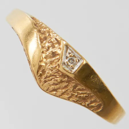 Ring med diamant 1 x ca 0,01ct, stl18½, bredd 1,5-6,5mm, 18K Vikt: 1,9 g