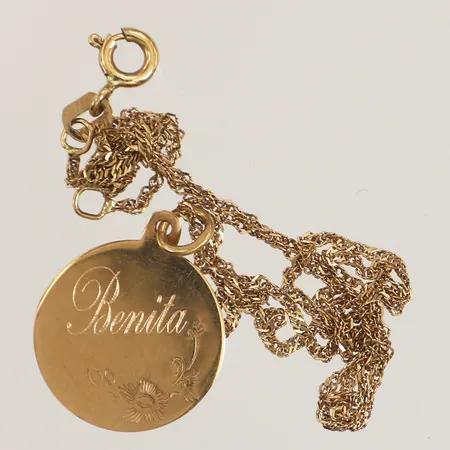 Kedja med hänge, knutar, gravyr, 18K  Vikt: 2,3 g