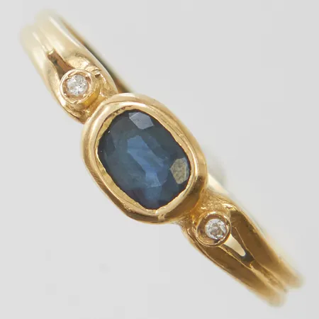 Ring med safir samt stenar, stl16, bredd 2-5mm, 14K Vikt: 1,2 g