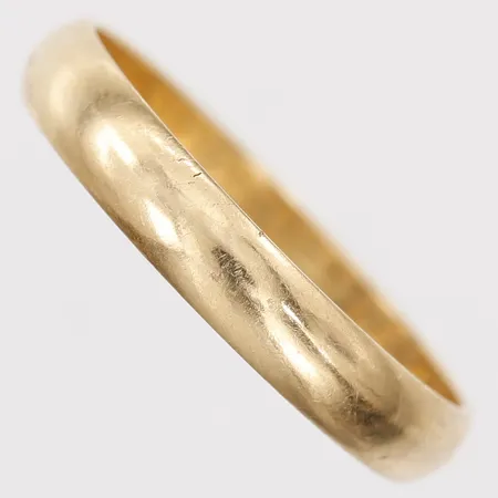 Ring, slät, stl 20, bredd 4mm, gravyr, 18K guld Vikt: 3,5 g