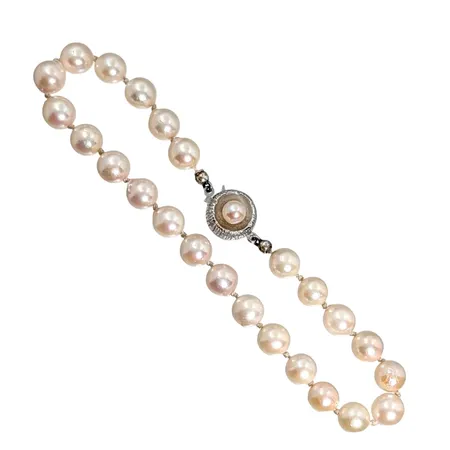 Pärlarmband, silver 925/1000, odlade sötvattenspärlor Ø7 mm, cremerosa med god lyster, längd 22 cm, lås Ø11 mm, tillverkare JKa Vikt: 12,3 g