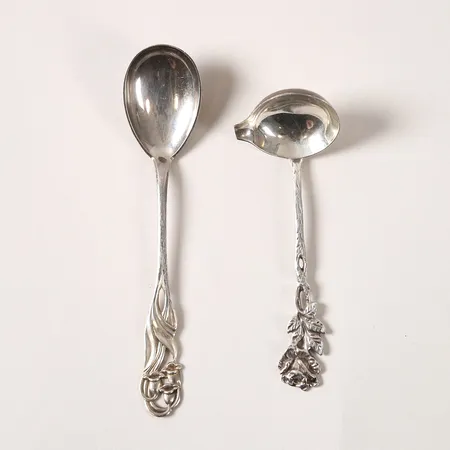 Två mindre serveringsbestick, längd 10-13cm, slitage, 830/1000 silver.  Vikt: 32,5 g