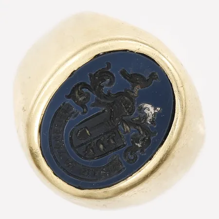 Vapenring med släktvapen i blå bandagat, stl: 14¼, bredd: 4-15,5mm, 1987, gravyr, 18K guld Vikt: 9,4 g