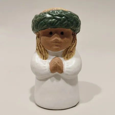 Figurin/ ljushållare Lisa Larsson, Lucia ur serien Adventsbarn, höjd ca 12cm, keramik, Rörstrand, smärre nagg, stearinrester 