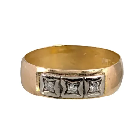 Äldre Ring, 18K guld, Diamanter 3 x 0,005ct, tillverkarstämpel LD - Lars Wilhelm Dahlberg, tillverkad i Kristianstad 1902, Ø16¼ mm, bredd 4,8 mm Vikt: 2,8 g