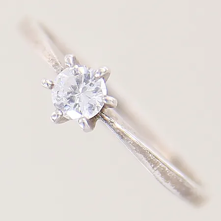 Ring med vit sten, stl: 20 bredd: 1,7mm, silver 925/1000 Vikt: 1,6 g