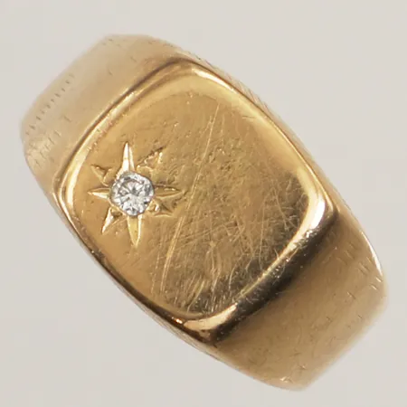 Klackring med diamant ca 0,02ct, stl 17¼, bredd 11mm, spricka i skena, 18K Vikt: 10,4 g