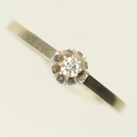 Ring med diamant 0,06ct enligt gravyr stl 18, bredd 2-4mm, 18K, 1,7g Vikt: 1,7 g