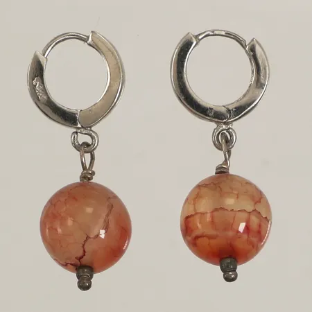 Ett par örhängen med stenar, längd 25mm, Ø10,5mm, silver 925/1000 Vikt: 4,7 g Skickas med postpaket.