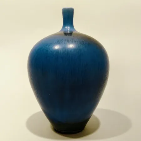 Vas Berndt Friberg, Gustavsberg Studio, blå harpälsglasyr, höjd 15cm, signerad, märkt med Gustavsbergs studiohand, stengods Skickas med postpaket.