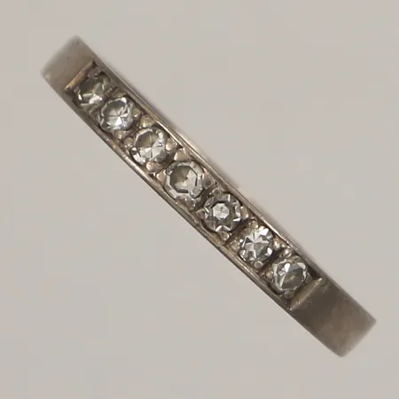 Ring med diamanter, 7xca0,03ct 8/8-slipade, stl 18, bredd 2,5mm, vitguld, 18K  Vikt: 3,6 g