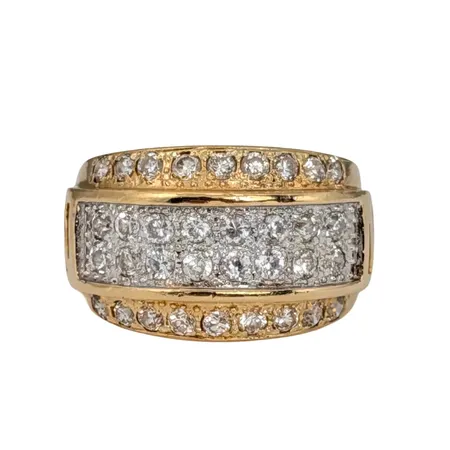 Ring, 18K guld, vita stenar, Ø17½ mm, bredd 3,5 - 14 mm, liten ojämnhet bak på skenan, stenar utan anmärkning Vikt: 8,1 g