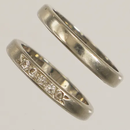 Två ringar, varav en med diamanter 5x ca 0,02ct, stl 15, bredd 2,6mm, gravyr, vitguld, 18K  Vikt: 5,7 g