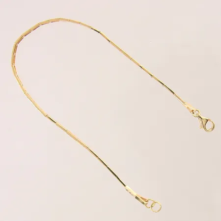 Armband med dekor, längd 18,5-19cm, bredd 1,7-2,7mm, ojämnheter, skadat, 18K Vikt: 3,7 g
