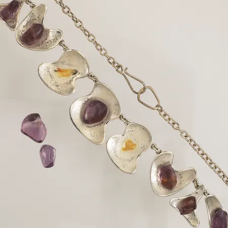 Collier med ametister, längd 46cm, bredd 2,4-30mm, två stenar har lossnat, silver Vikt: 46,5 g