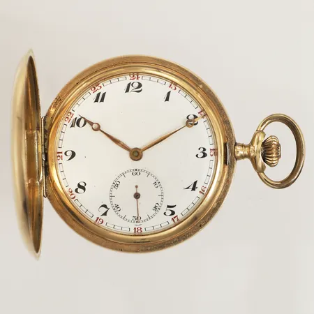 Fickur Savonette, två boetter i 14K, manuell, 51,5mm, boettnr 765443, serienr 726853, innerboett i metall, gravyr, löst plexiglas, skadad urtavla, repig, bruttovikt 96,4g. 