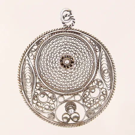 Hänge med genombruten dekor, Ø37mm, silver 925/1000 Vikt: 6,4 g