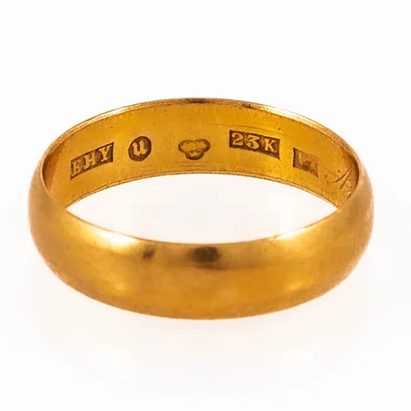 Graverad ring i 23K. Vikt: 5,3g. 