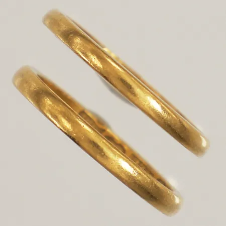 Två ringar släta, stl 16, bredd 2,1mm, gravyr, 23K  Vikt: 5,3 g
