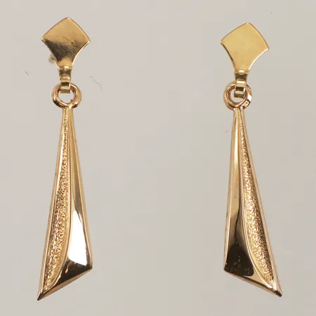 Ett par örhängen, längd 25,5mm, bredd 5,4mm, 18K  Vikt: 0,9 g